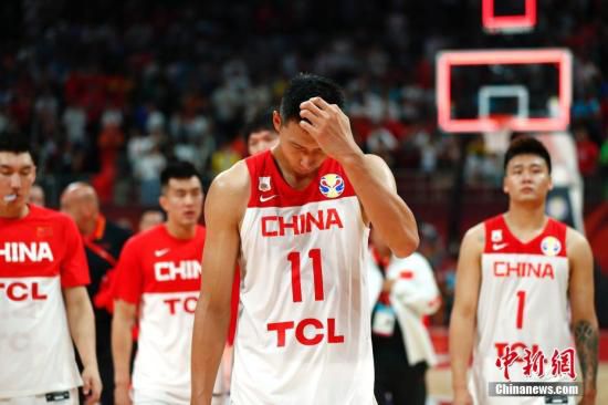 9月2日，中国球员易建联(中)赛后离场。当日，在北京进行的2019年国际篮联篮球世界杯A组小组赛中，中国队加时76：79不敌波兰队。中新社记者 富田 摄