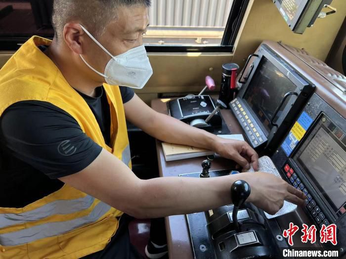 出国班组司机孔令滨正在核对监控数据。　邵庆林 摄