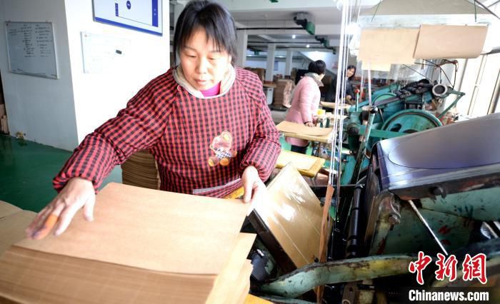 平乡县一家档案用品有限公司的工人正在进行纸板印刷。　李超 摄