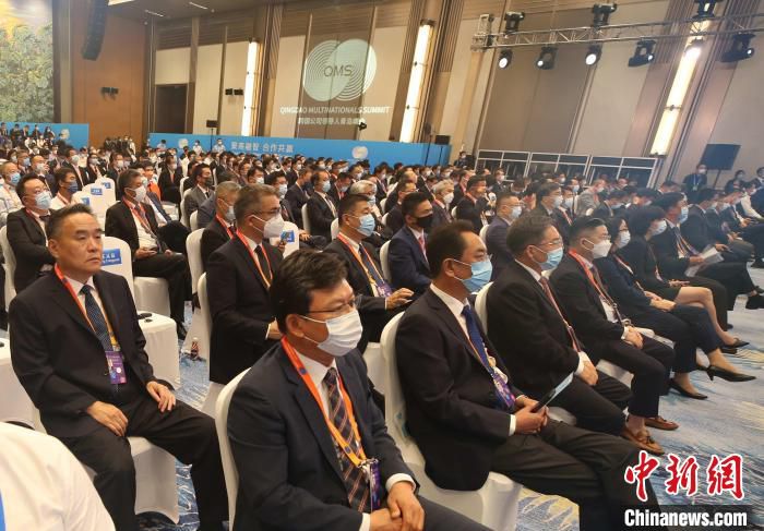 第三届跨国公司领导人青岛峰会吸引了186家世界500强企业及290家行业领军企业参会。　胡耀杰 摄