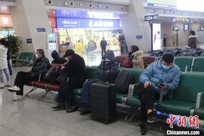 图为西宁火车站候车大厅内的旅客。　马铭言 摄
