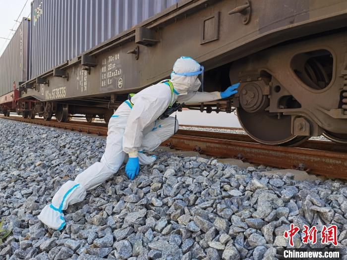 图为民警查验列车。　磨憨边检站供图