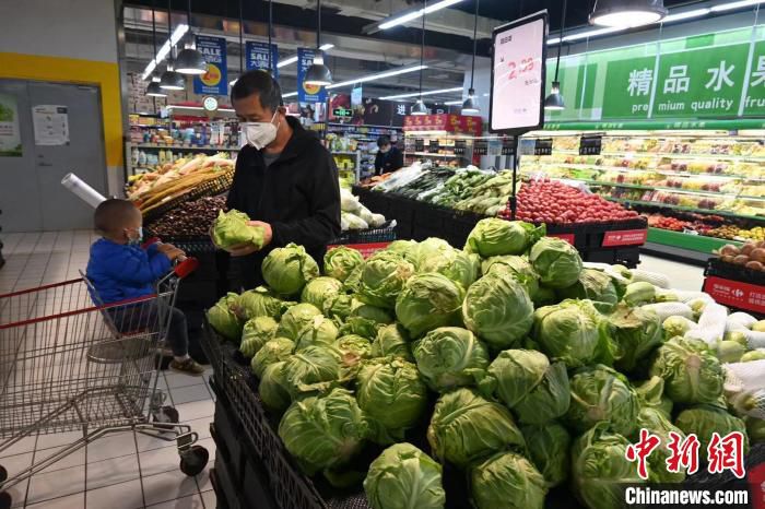 图为居民在石家庄一超市内买菜。(资料图) 翟羽佳 摄