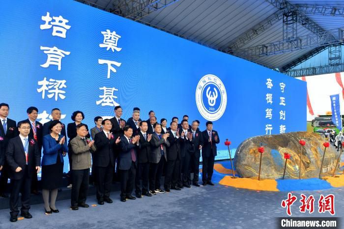 图为与会嘉宾合影留念。　吕明 摄