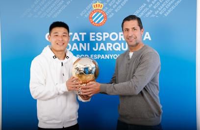 西班牙人足球俱乐部新闻发言人卡普德维拉为武磊颁发中国金球奖。中国金球奖组委会供图。