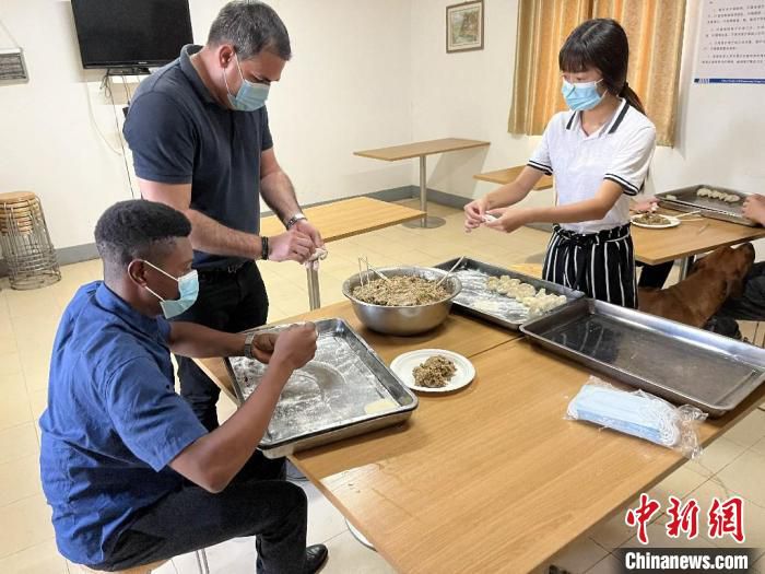 中国籍员工正在教安哥拉籍员工包饺子。　邵帅 摄