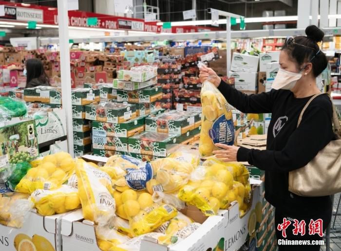 资料图：美国民众在超市内购物。 中新社记者 刘关关 摄
