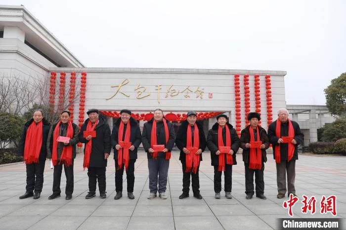 大包干带头人合影。大包干带头人领取分红“红包”。　陈华斌 摄