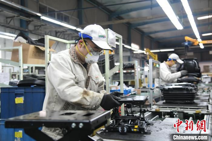 河北廊坊开发区一家公司的工作人员正在对产品密封情况做最后的检查。　王卫国 摄