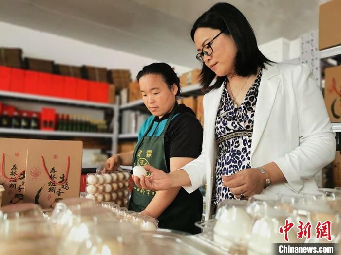 杜晓瑜(右)在检查农产品 受访者供图