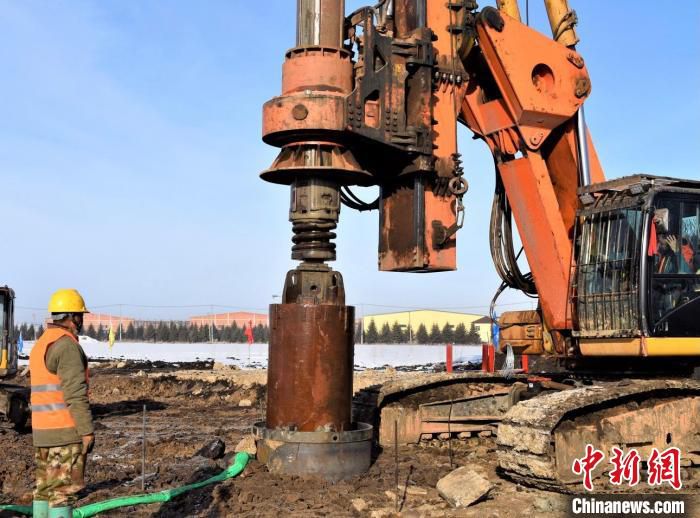 新建跨鹤哈高速1号特大桥开钻。　周必言 摄