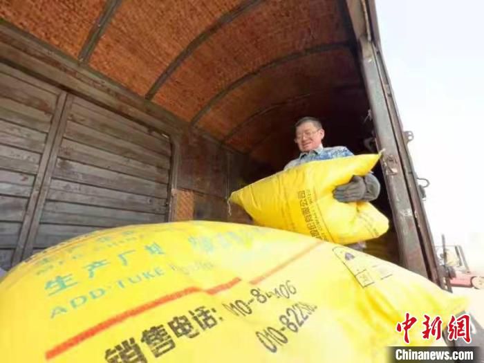图为运输春耕物资。　沈铁供图