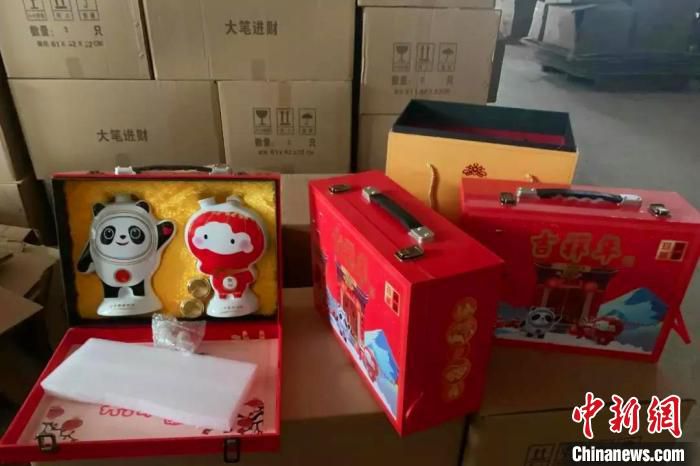 近日，景德镇市市场监管局查获一起涉嫌生产销售侵犯奥林匹克标志专有权吉祥物“冰墩墩”瓷器酒瓶的案件。　江西省市场监督管理局供图