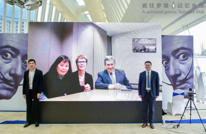 萨尔瓦多·达利贵阳超现实艺术大展签约仪式现场签约图