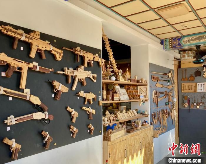 图为首创郎园Park内的木艺手作店。　徐婧 摄