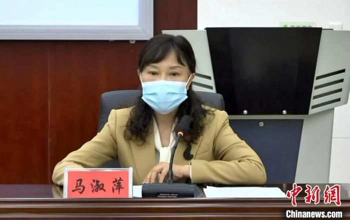 图为西宁市民政局副局长马淑萍介绍疫情防控期间开展困难群众基本生活保障工作相关情况。　视频截图 摄