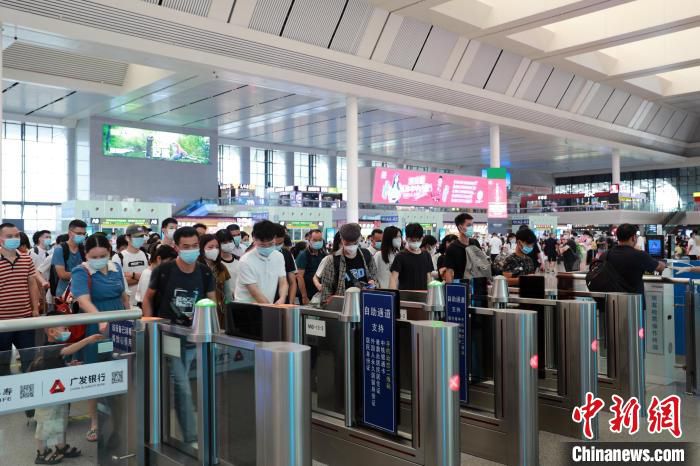 客运员对检票闸机等重点部位进行消毒。　李土娣 摄