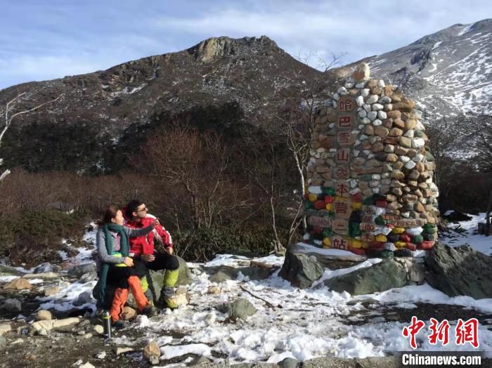 图为Fabio与妻子黄婷在哈巴雪山。　家属供图