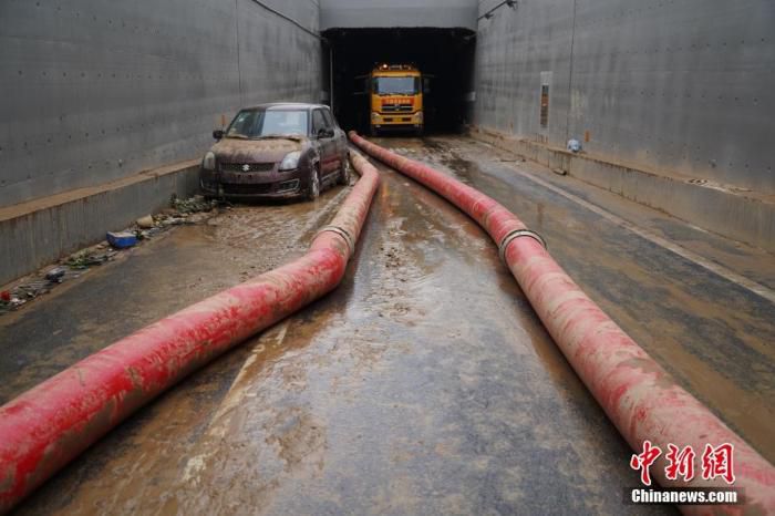 资料图：7月23日，河南省郑州市京广路隧道排涝作业现场。 中新社记者 李超庆 摄