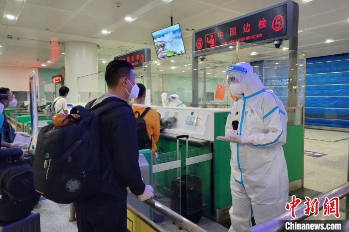 图为民警正在为入境旅客解答问题。　姜建永 摄