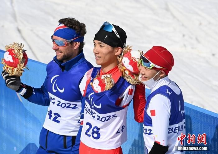 3月12日，北京2022年冬残奥会残奥越野滑雪男子中距离(自由技术)-站姿比赛在位于张家口赛区的国家冬季两项中心举行。中国选手王晨阳获得金牌(中)，法国选手邦雅曼·达维耶获得银牌(左)，中国选手蔡佳云获得铜牌(右)。 中新社记者 韩冰 摄
