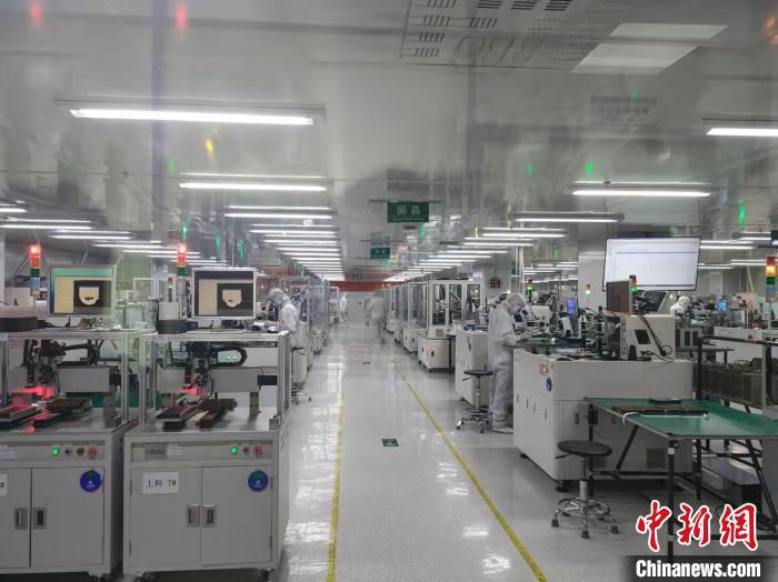 2021年东莞地区生产总值突破万亿。图为近年来东莞制造业向高科技转型 李纯 摄