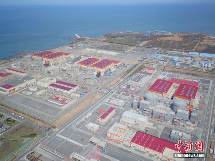 6月23日21时35分，随着168小时试运行试验完成，辽宁红沿河核电站6号机组正式具备商业运行条件，标志着东北首座核电站、东北最大电力能源投资项目的红沿河核电站一期和二期工程共6台机组全面投产，成为中国国内在运装机容量最大的核电站。图为近期拍摄的辽宁红沿河核电站全景。中新社发 何鹏 摄