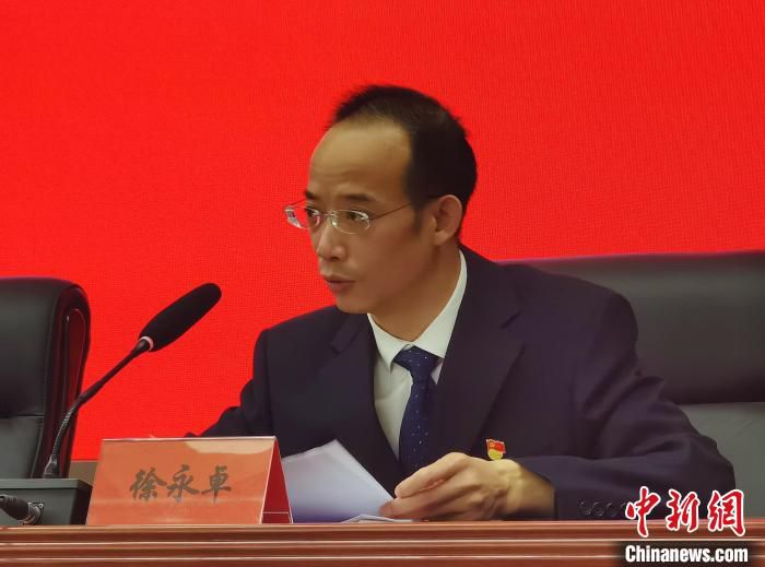 图为西宁市工业和信息化局党委委员、副局长徐永卓介绍西宁市建设现代产业体系的基本情况。　祁增蓓 摄