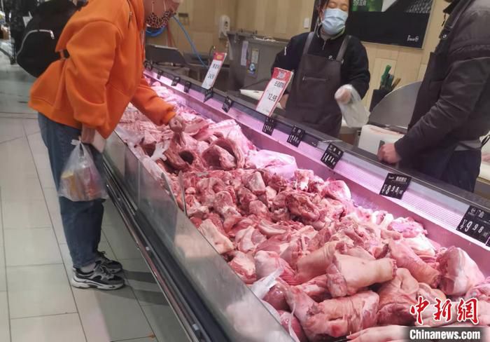 北京丰台区一家大型超市内的猪肉价格。 中新网记者 谢艺观 摄