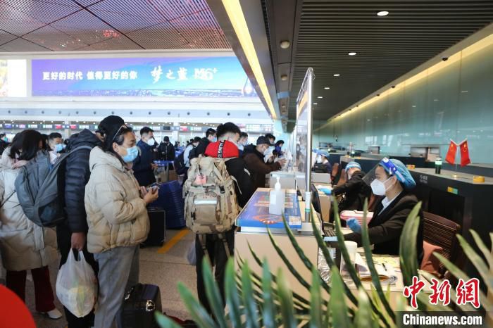 哈尔滨机场值机大厅。　仇建 摄