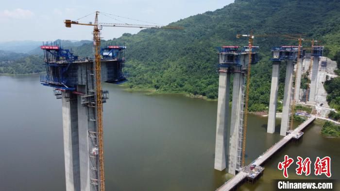 图为渝湘复线高速公路巴彭路项目的一处大桥。　张旭 摄