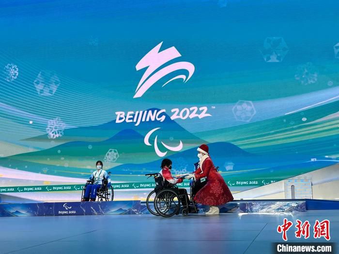 延庆颁奖广场的颁奖仪式彩排。　北京冬残奥会延庆颁奖广场运行团队供图