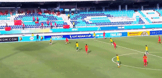 北京时间6月19日，U17亚洲杯小组赛第2轮的对决，中国队迎战澳大利亚队。上半场比赛，澳大利亚16分钟之内连入4球。澳大利亚全场补时阶段再下一城。而中国队门将谢龚博2次扑出对手点球，王钰栋和蒯纪闻为中国队打入2球；下半场，王钰栋完成梅开二度，但最终中国国少还是3-5惜败给澳大利亚，前2轮战罢1平1负，末轮将对阵沙特。中国队和澳大利亚队预赛阶段曾经遇到过，中国队1-3负于对手。小组赛首轮，澳大利亚0-2负于沙特，而中国队则是1-1和塔吉克斯坦握手言和。第7分钟，刘铁诚禁区内犯规送点，好在伊兰坤达操刀主罚的点球被中国队门将谢龚博扑出，随后的补射再次被谢龚博挡出。第9分钟，澳大利亚右路低平球传中，伊兰坤达铲射得手，中国队的城池还是告破，0-1。第12分钟，澳大利亚队的德阿布雷乌禁区前沿远射，皮球弹地造成中国队门将谢龚博出现黄油手，中国队0-2落后。第14分钟，中国队前场抢断得手，王钰栋点球点附近接横传，晃开防守推射空门为中国队扳回1球，1-2。第18分钟，伊兰坤达禁区前沿远射打出世界波，澳大利亚取得3-1的领先。第27分钟，澳大利亚右路突破后传中，格拉松近距离推射得手，澳大利亚取得4-1的领先。第34分钟，伊兰坤达拿球杀入禁区，最后的劲射被谢龚博扑出。第39分钟，中国队后卫杨博雯禁区内放倒对手，澳大利亚再次获得点球机会，不过谢龚博再次将对手主罚的点球扑出。上半场补时第2分钟，伊兰坤达拿球一路杀到底线，最后的小角度射门击中立柱。上半场补时第7分钟，蒯纪闻远射为中国队扳回1球，中国队2-4落后进入下半场。第49分钟，蒯纪闻禁区前沿的弧线球兜射，擦着远端立柱偏出。第52分钟，伊兰坤达操刀主罚禁区前沿任意球，皮球擦着横梁飞出底线。第54分钟，孙康博杀到禁区前沿，一脚低射角度太正，被对手门将将球没收。第57分钟，王钰栋禁区内连续晃开防守，随后近距离一脚挑射得手，中国队再追1球，3-4。第77分钟，刘铁诚禁区内的射门，击中对手门将胸部。