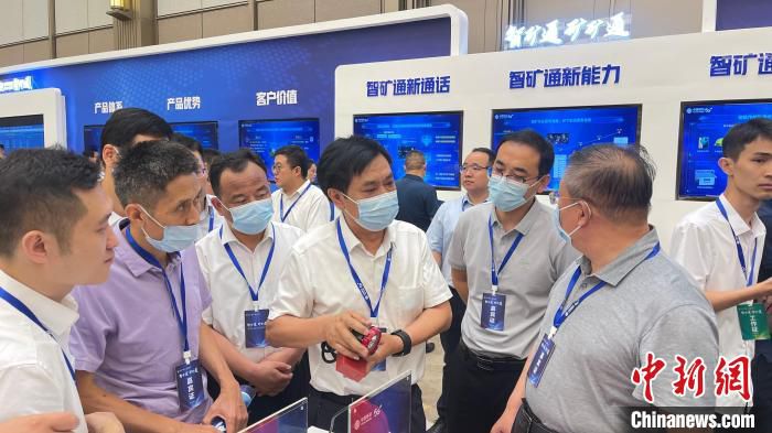工作人员演示讲解矿用5G设备的功能。　杨静 摄