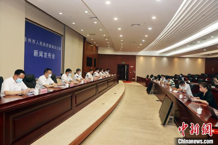 新闻发布会邀请泉州各相关部门负责人答疑解惑。　陈小阳 摄