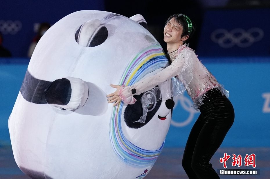 2月20日，北京2022年冬奥会花样滑冰表演滑在首都体育馆举行。图为日本队选手羽生结弦拥抱“冰墩墩”。中新社记者 崔楠 摄