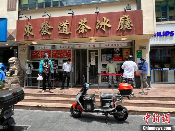 恢复堂食第一天，东发道茶冰厅门口依然挤满了外卖小哥 刘晓 摄