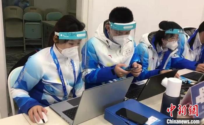 图为正在工作中的张家口赛区志愿者。　北京冬奥组委供图