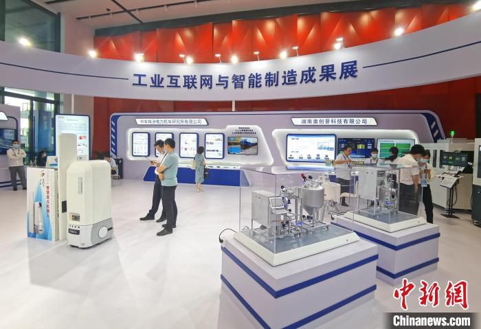 现场展出了部分新技术新成果。　向一鹏 摄