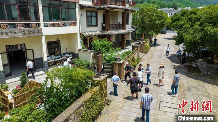 文旅专家参观非遗工坊。　浙江省文化和旅游厅供图