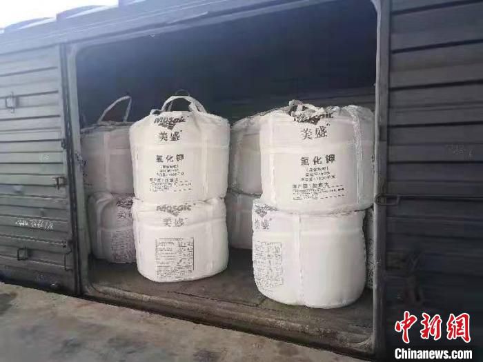 图为运输春耕物资。　沈铁供图