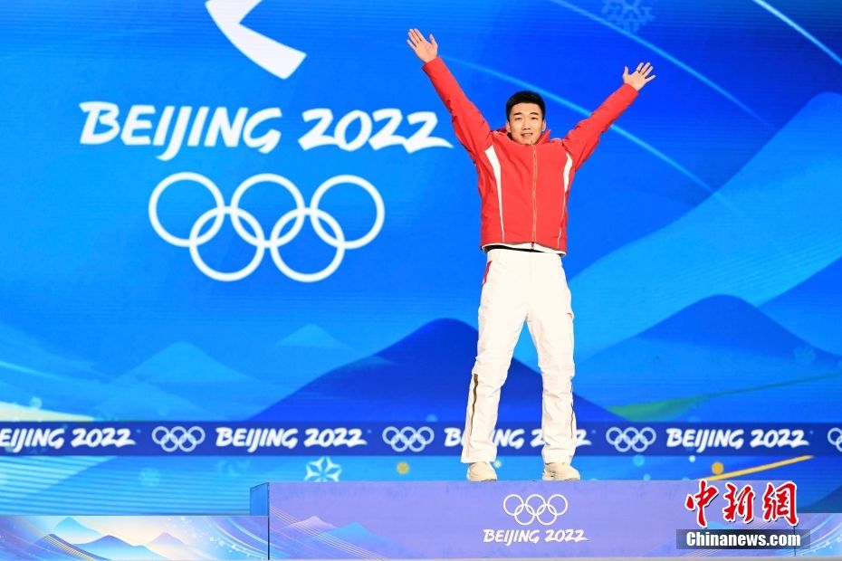 图为高亭宇在颁奖仪式上。 中新社记者 李骏 摄