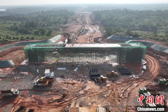 图为在中国(南昌)现代职教城职教大道项目，承建方中铁四局正在建设钢结构门头。　卢建建 　摄