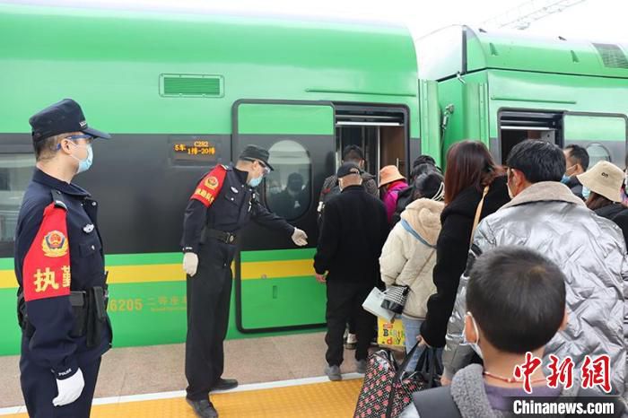 图为民警正在维护上车秩序。　开远铁路公安处供图