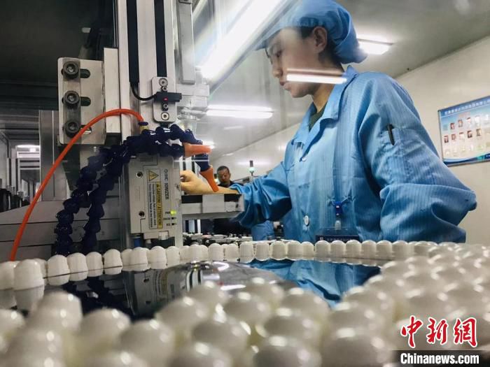 甘肃白银企业员工操作机器，制作隐形眼镜。(资料图) 艾庆龙 摄