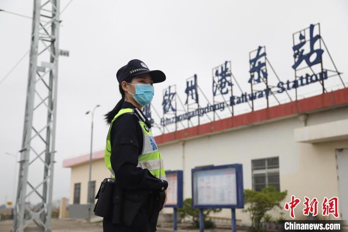 图为梁冬雪在钦州港东站。　符振华 摄
