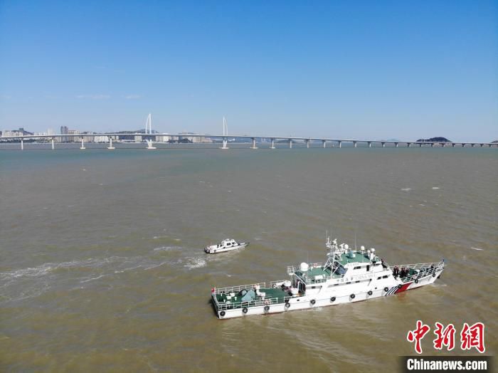 港珠澳大桥水域开展水上交通安全联合执法行动 李巧娈 摄