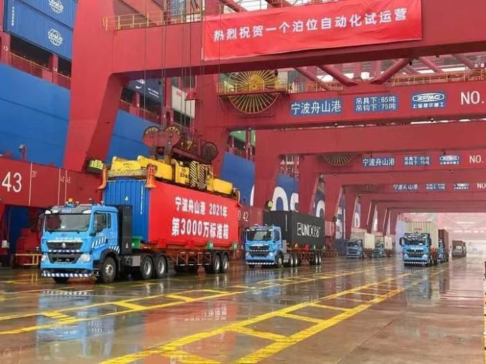 宁波舟山港的货车。　浙江省交通运输厅 供图