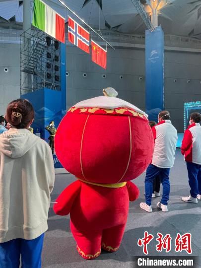 雪容融来到延庆冬残奥颁奖广场观看升旗仪式。　延庆冬残奥颁奖广场运行团队供图