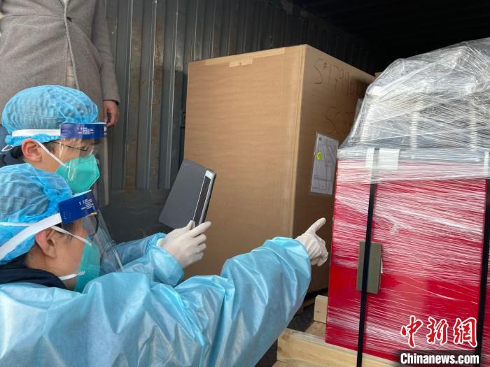 图为北京海关所属朝阳海关关员正在查验进口物资。　畅瑞邦 摄